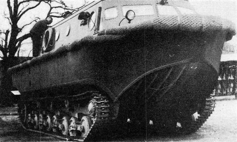 Obojživelný pásový tahač Land Wasser Schlepper v severní Africe v roce 1942.