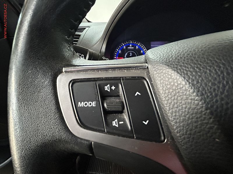 Hyundai i40 (2012) 1.6 GDI, AC, výhřev sed. - fotka 16 z 17