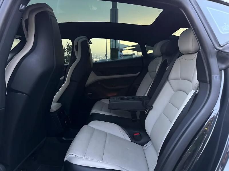 Porsche Taycan (2021) Elektrický sportovní sedan  12 - fotka 13 z 20