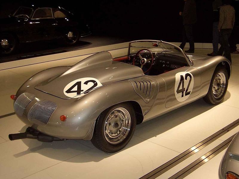 Švédský závodní jezdec Joakim Bonnier v kokpitu vozu F1 Maserati v roce 1966.