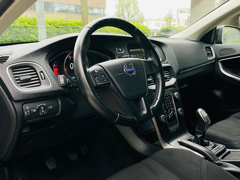 Volvo V40 2.0D3 5VÁLEC MANUÁL 1MAJITEL - fotka 26 z 41