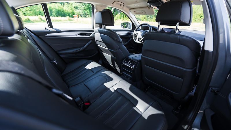 BMW Řada 5 (2017) BMW 520d xDrive Limousine - fotka 29 z 43