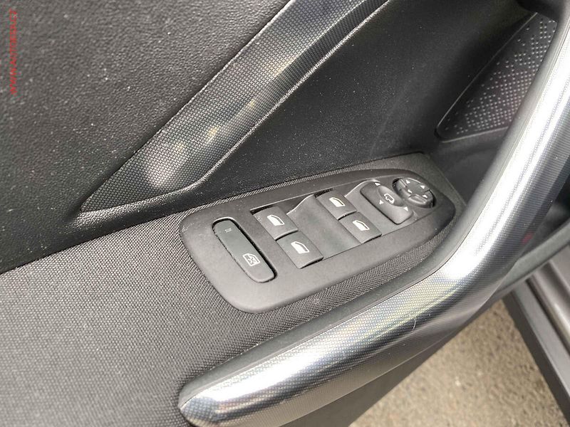 Peugeot 2008 (2018) 1.2 PT, Allure, navi, park - fotka 13 z 17