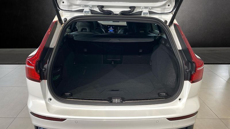 Volvo V60 (2026) PLUS DARK, B4, 145+10 kW / 197 - fotka 7 z 14