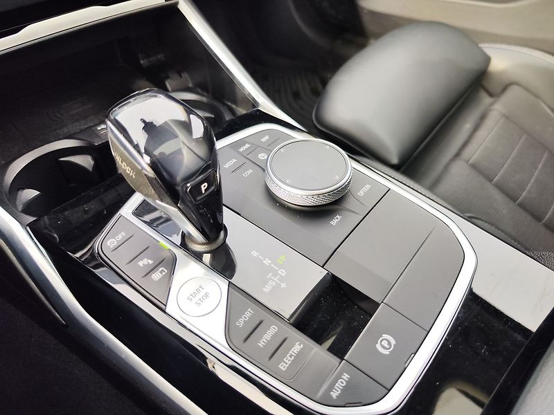 BMW Řada 3 330e 2.0/215kW Sportline PHEV - fotka 31 z 38