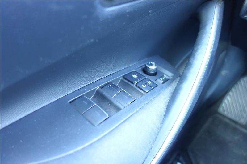 Toyota Corolla 1,6 VVT-i, ČR, 1 MAJ.,SERV.KN. - fotka 33 z 40