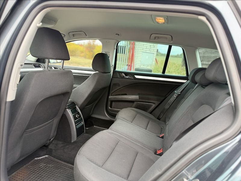 Škoda Superb 2,0 TDI PO ROZVODECH, NOVÁ STK - fotka 17 z 28