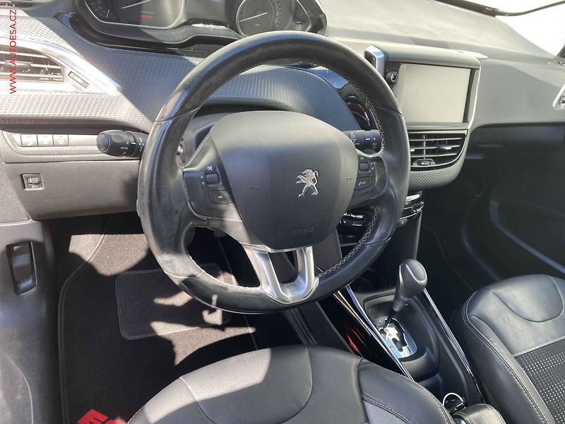 Peugeot 2008 (2016) 1.2PT, Allure, AT, navi - fotka 12 z 15
