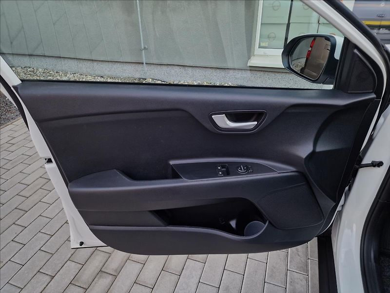Kia Stonic 1.2 DPI 62kW Comfort,ČR,1.Maj - fotka 35 z 47