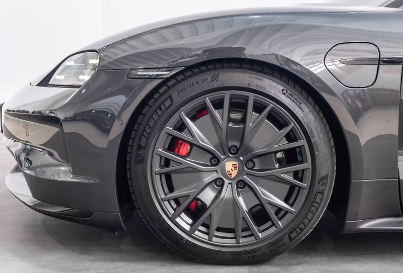 Porsche Taycan GTS Sport Turismo Burm HuD Inn - fotka 7 z 26