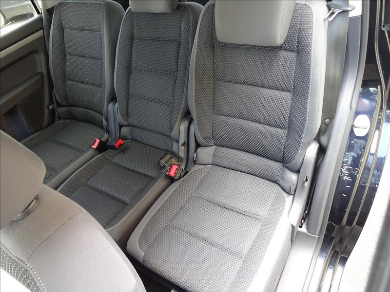 Volkswagen Touran 2,0 TDI 103kW 7.MÍST - fotka 22 z 55