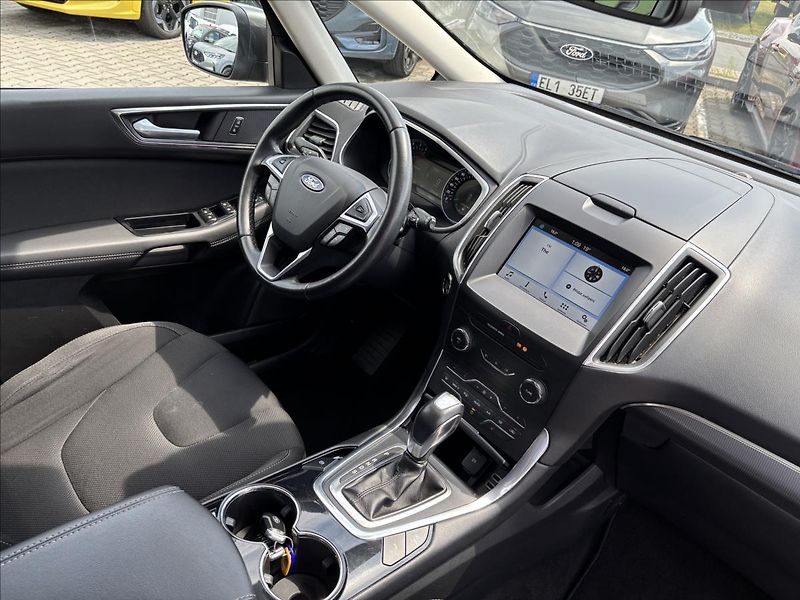 Ford S-MAX 2,0 EcoBlue 132kW Titanium 4X4 - fotka 25 z 39