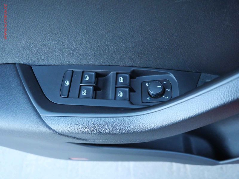 Škoda Karoq (2019) 1.6TDi, DSG - fotka 15 z 27