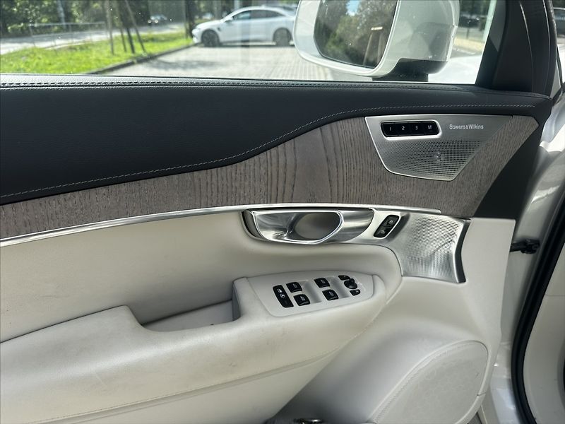 Volvo XC90 2,0 - fotka 16 z 21