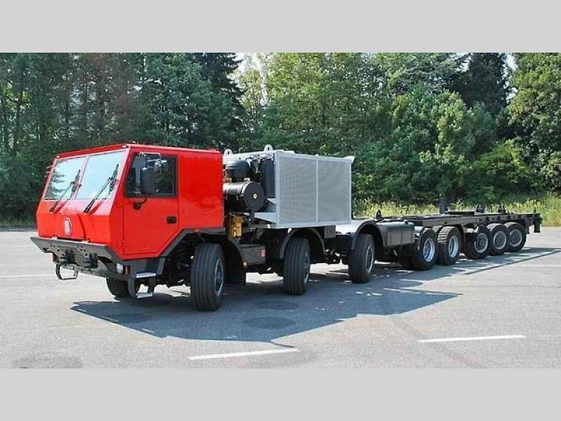Tatra Force 8x8 – vozidlo pro přepravu potrubí.