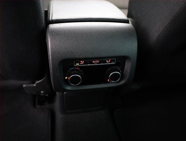 Volkswagen Sharan (2014) 2.0 TDI, 7 míst, Navi - fotka 16 z 21