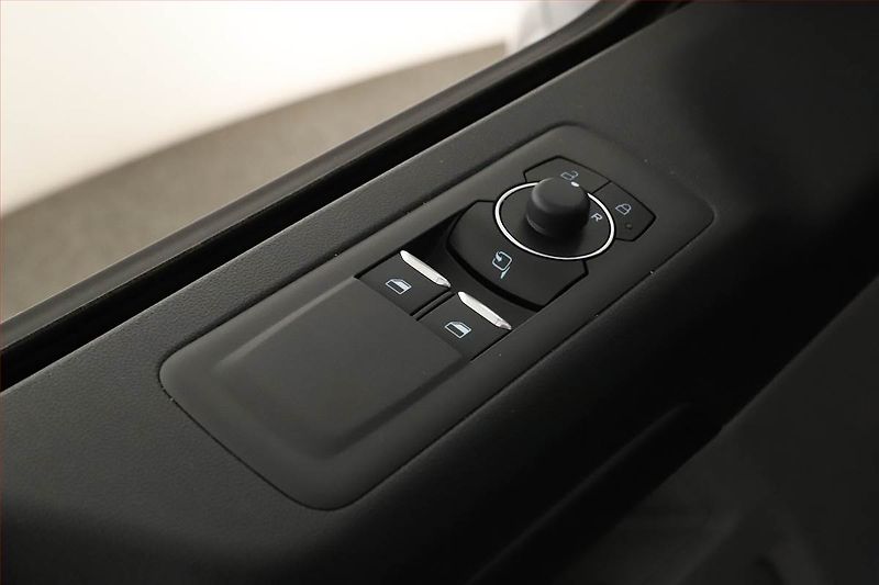 Ford Tourneo Custom (2025) 2.0 EcoBlue - fotka 10 z 15