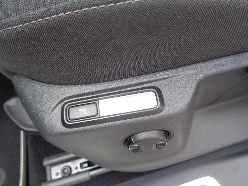 Volkswagen Tiguan 2.0 TDI DSG R-LINE  110 kW - fotka 23 z 30
