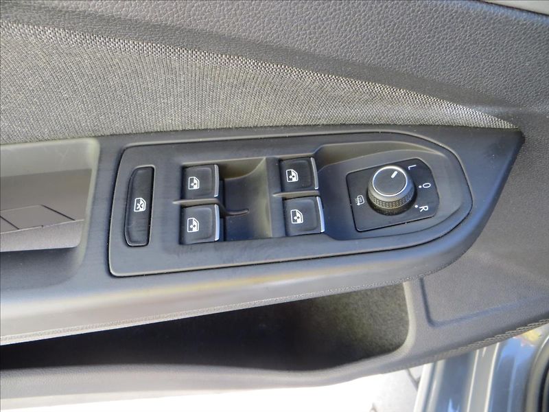 Volkswagen Golf 1,0 TSI 81kW Life ČR - fotka 11 z 23