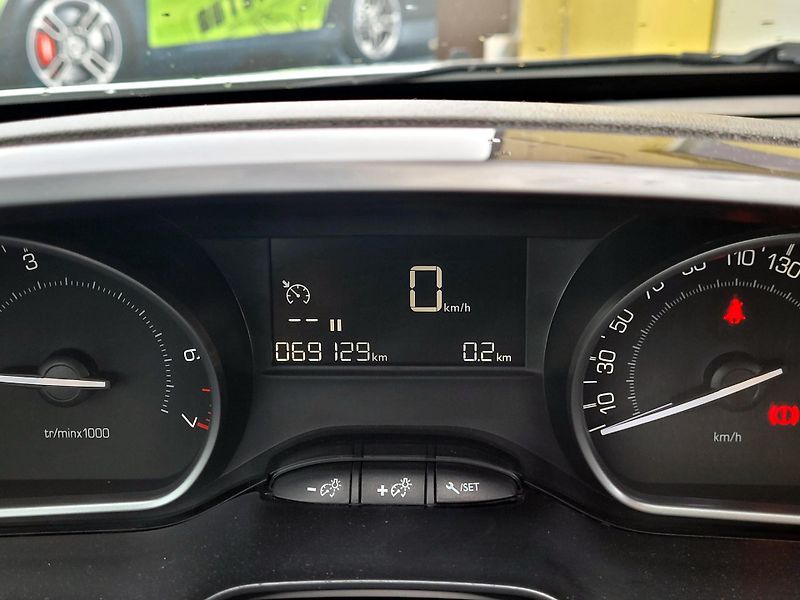 Peugeot 2008 1,2 MÁLO NAJETO*CZ,SERVIS - fotka 35 z 39