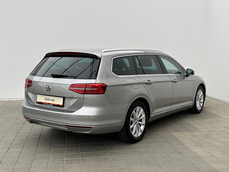 Volkswagen Passat Variant 2,0 TDI Highline - fotka 2 z 27