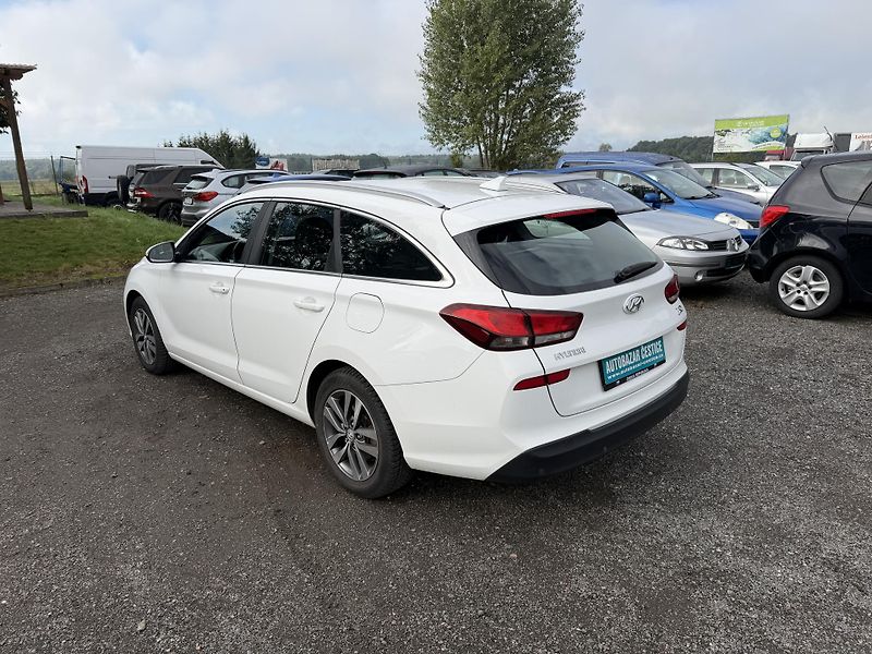 Hyundai i30 1.6 CRDi - fotka 8 z 23