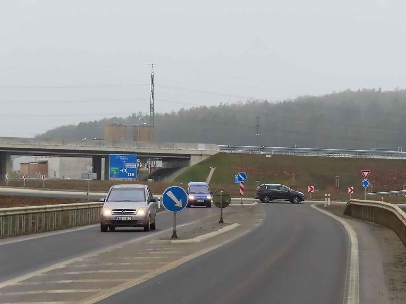 Dvě protilehlé odpočívky mezi sjezdy na Mirotice a Lety patří mezi nejmodernější a největší. Čerpačky jsou prý i technologicky nejvyspělejší v Čechách.