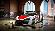První ze sedmi vyrobených automobilů Lykan HyperSport slouží u policejních složek v Abú Dhabí