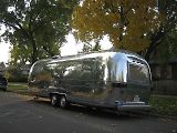 Stříbrný Airstream Trailer.