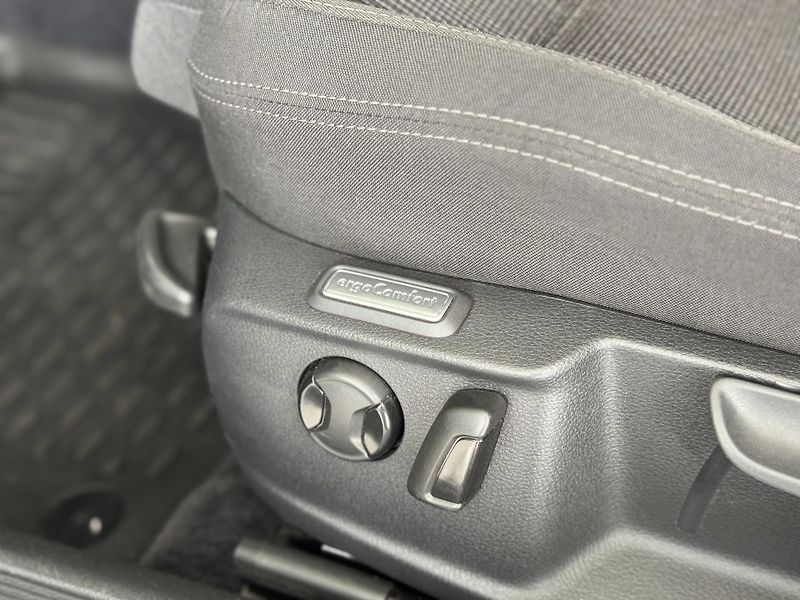 Volkswagen Passat 1,6TDI DSG*ComfortLine*ACC*Nav - fotka 28 z 32