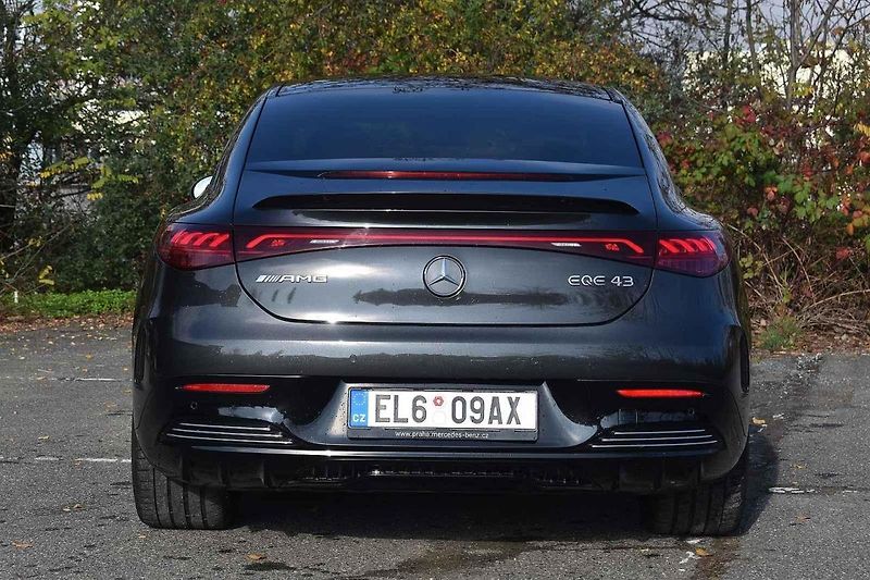 Mercedes AMG EQE 43 4Matic poslouží k reprezentaci i k zábavě