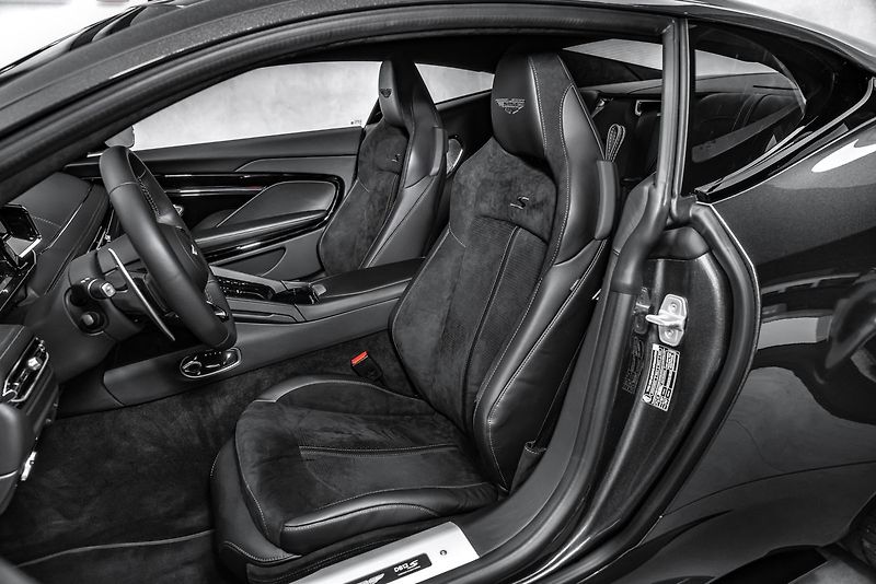 Aston Martin DB12 CZ, xenon grey, black pack - fotka 18 z 25