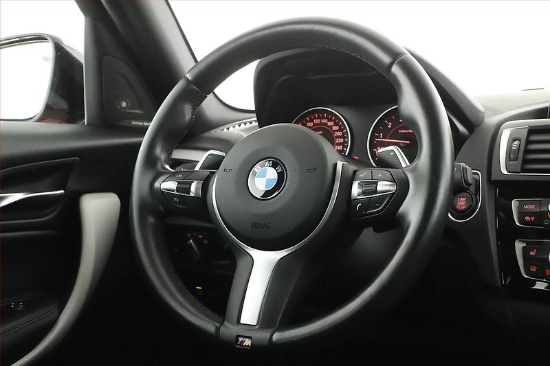 BMW Řada 1 (2016) M140i xDrive - fotka 15 z 20