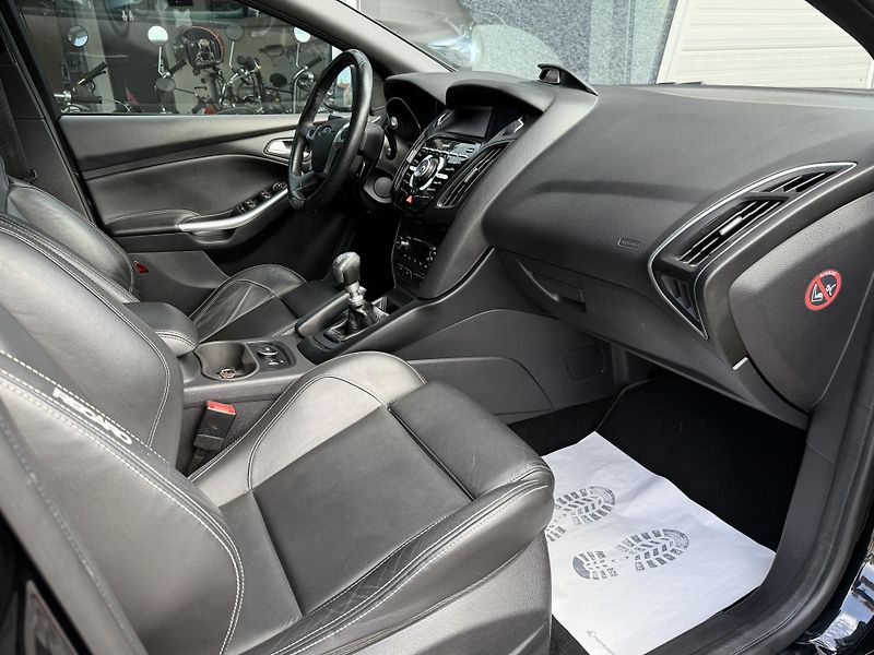 Ford Focus 2,0i 184kW EcoB SCTI ST - fotka 27 z 45