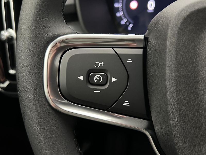 Volvo XC40 (2026) B4 ULTRA DARK AUT - fotka 18 z 43