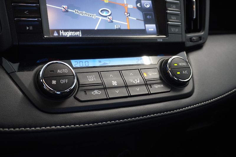 Toyota RAV4 2,5 HYBRID 4X2 AUT. - fotka 13 z 24