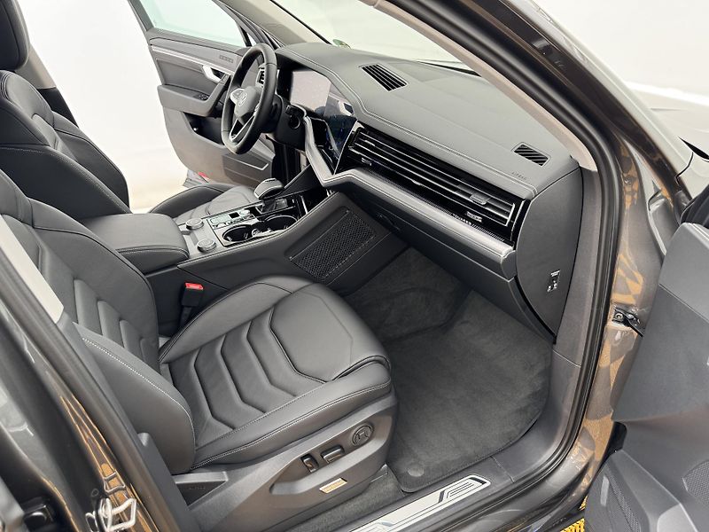 Volkswagen Touareg 3.0Tdi*1-MAJ*DPH*ELEGANCE* - fotka 20 z 49