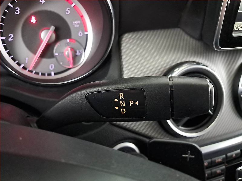 Mercedes-Benz GLA (2015) 220 CDI 4MATIC, 4X4 - fotka 13 z 23