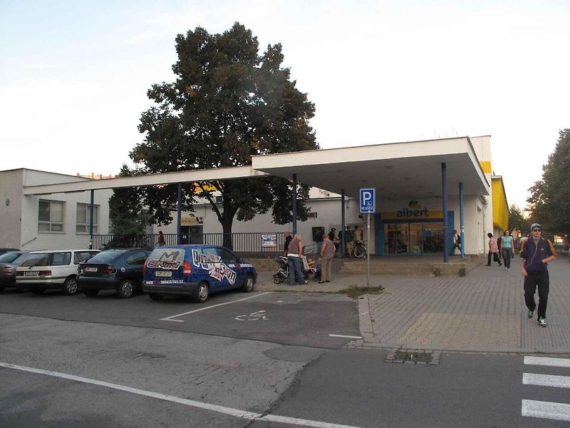 Při parkování nestačí zkontrolovat pouze kola. Do vedlejšího vyhrazeného místa může zasahovat také část karoserie.