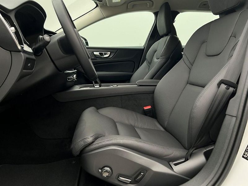 Volvo V60 (2026) B4 PLUS DARK AUT - fotka 3 z 44