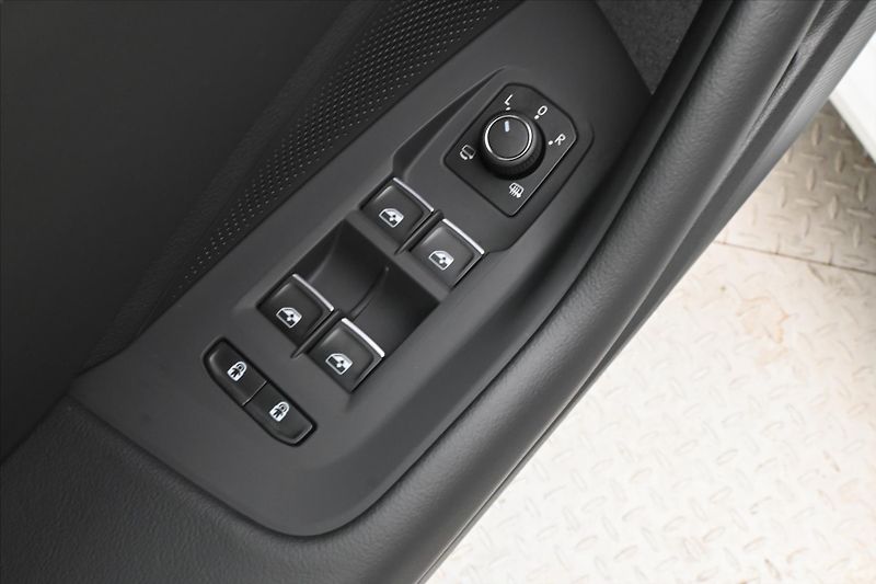 Volkswagen Passat 2,0 TDI 110 kW DSG Business Zá - fotka 26 z 32