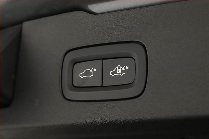 Volvo V60 (2021) R-Design B4 - fotka 15 z 29