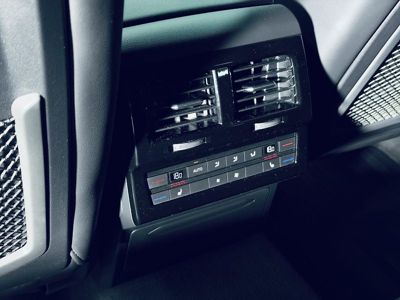 Volkswagen Touareg (2025) 3.0TDI*R-LINE*HUD*TAŽ*VZDUCH* - fotka 32 z 37