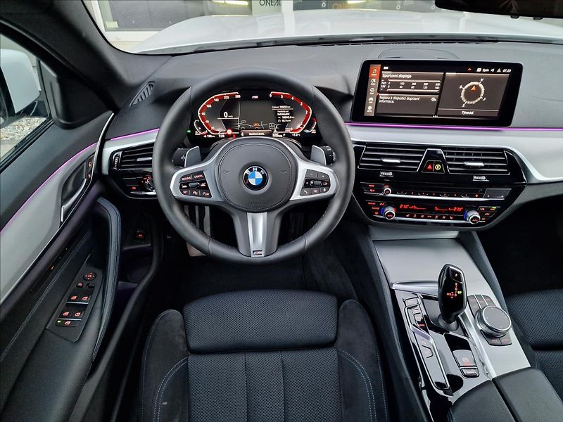 BMW Řada 5 520d Xdrive M-Sport ČR,1.Maj. - fotka 12 z 50