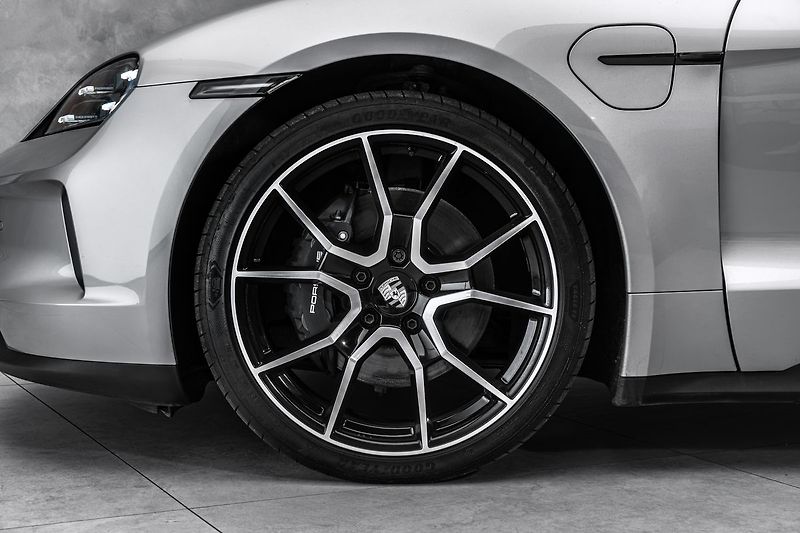 Porsche Taycan 4 Sport Chrono Pano - fotka 2 z 24