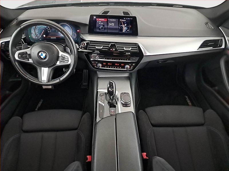 BMW Řada 5 (2017) M Sport 530d xDrive - fotka 8 z 20