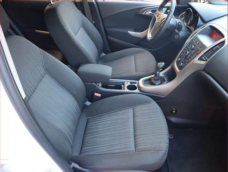 Opel Astra (2012) 1.4 T, Tempomat - fotka 9 z 15