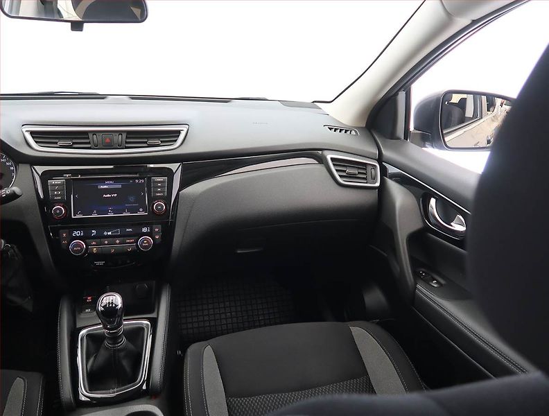 Nissan Qashqai (2019) 1.3 DIG-T, ČR,1.maj - fotka 8 z 21