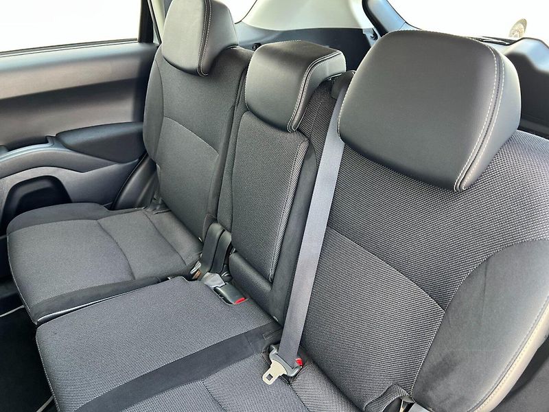 Peugeot 4007 (2009) 2.2HDi 115kW 4x4 - fotka 17 z 36
