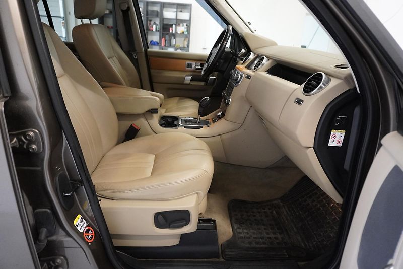 Land Rover Discovery DISCOVERY 4  3,0D SDV6 HSE 4WD - fotka 31 z 34